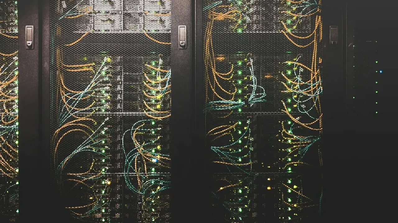 Physical network and server rack cabling in a data centre
