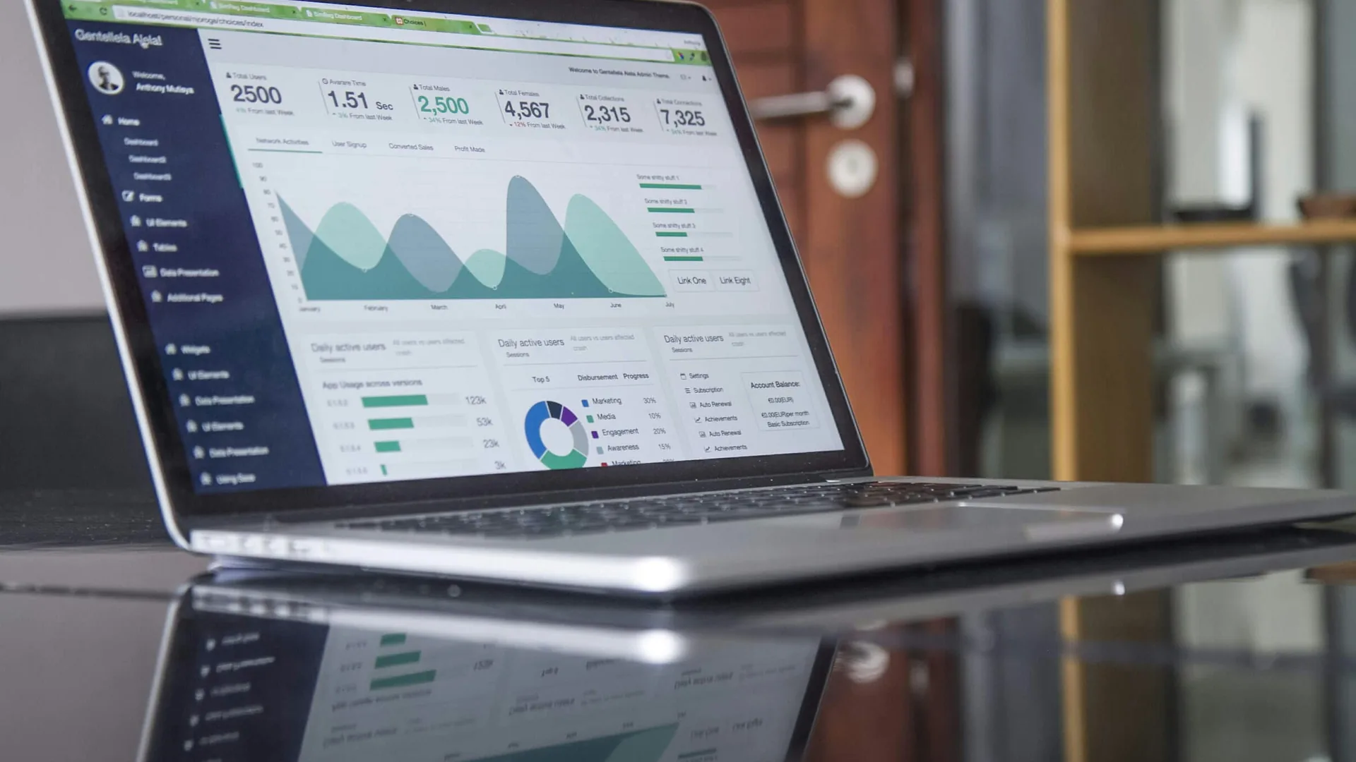 Laptop displaying organic search analytics and performance trends